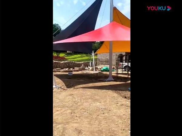 膜結(jié)構(gòu)車棚安裝完畢